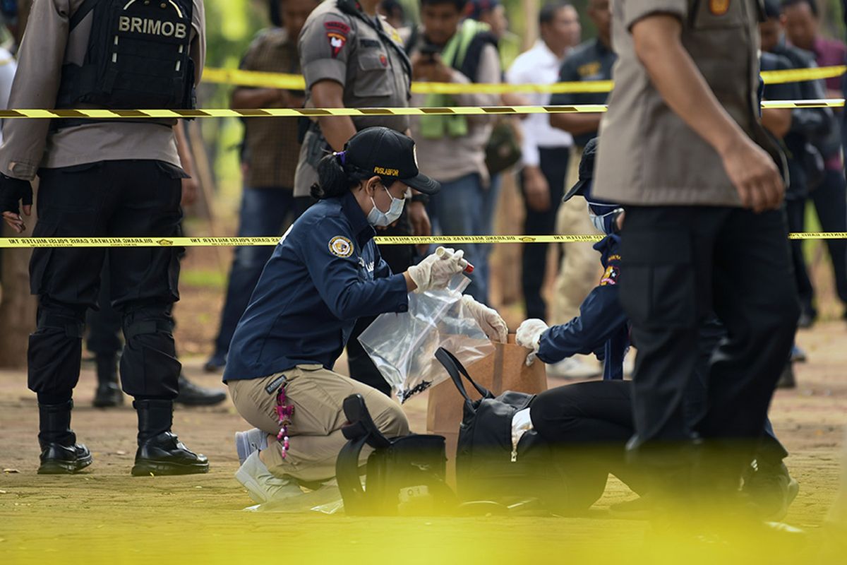 Anggota Labfor Mabes Polri mengumpulkan barang bukti di TKP ledakan di kawasan Monas, Jakarta, Selasa (3/12/2019). Ledakan diduga berasal dari granat asap terjadi di kawasan Monas pada Selasa pagi dan diketahui melukai dua orang anggota TNI.