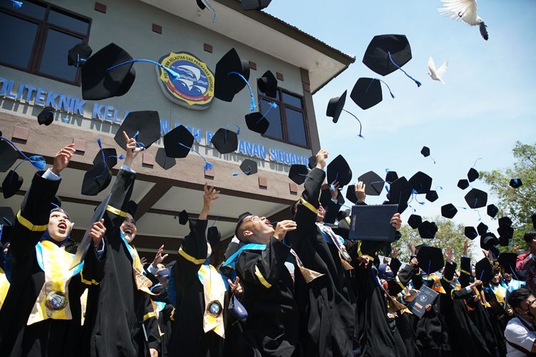 Tampak para lulusan di satuan pendidikan di Kementerian Kelautan dan Perikanan (kementerian KP) merayakan kelulusannya.