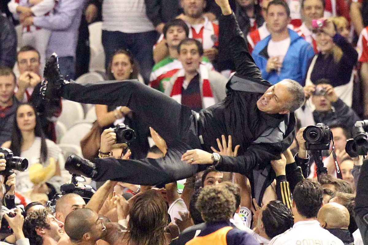 Jose Mourinho bersama penggawa Real Madrid saat berhasil mengunci gelar Liga Spanyol 2011-2012 di Stadion San Mames, markas Athletic Bilbao, 2 Mei 2012.