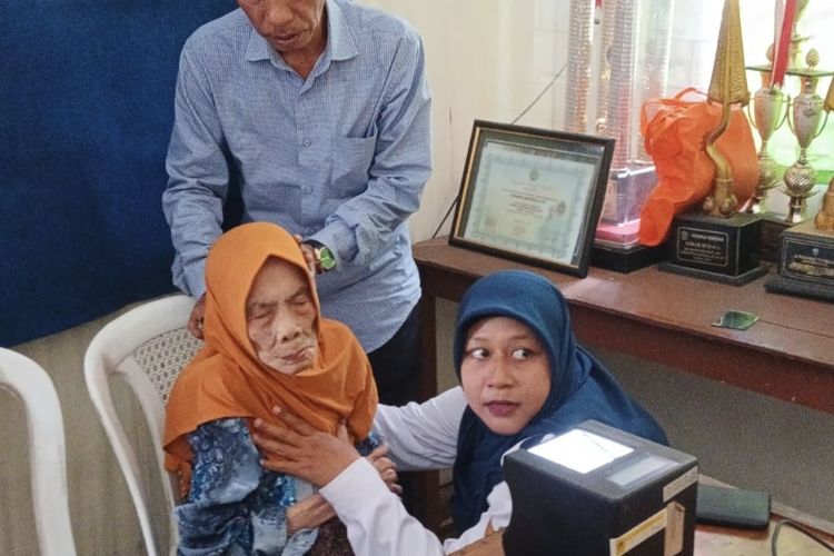 Kisah Nenek Khodijah Lakukan Perekaman KTP di Usia 120 Tahun, Digendong Kades ke Kecamatan