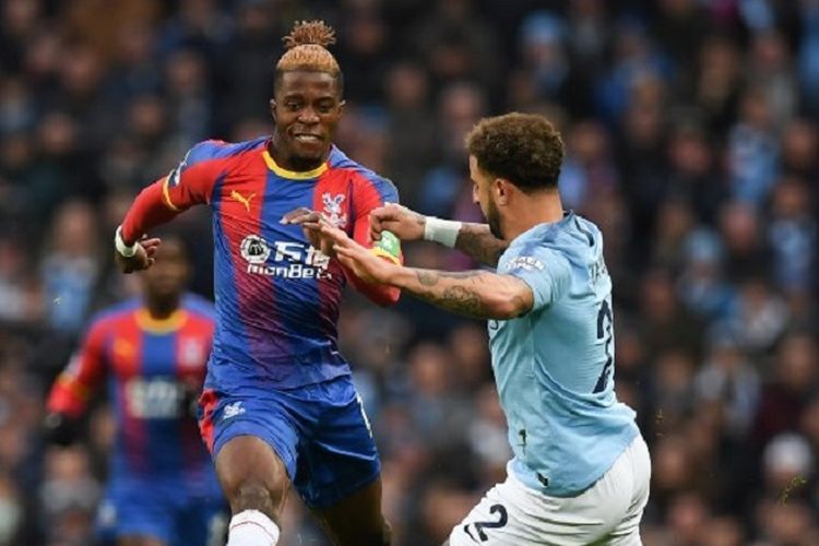 Bek Manchester City, Kyle Walker (tengah) mencoba menghadang pemain Crystal Palace, Wilfried Zaha (kiri) pada laga pekan ke-18 Liga Inggris di Stadion Etihad, Sabtu (22/12/2018).