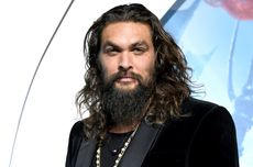 Dua Jam Terjebak di Lift, Jason Momoa si Aquaman Bertahan dengan Permen Cokelat 