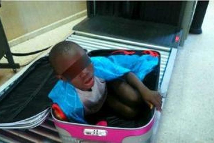 Bocah tersebut dalam kondisi buruk ketika keluar dari dalam koper. 