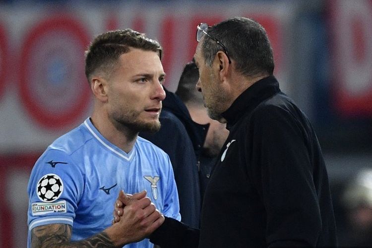 Ciro Immobile bersalaman dengan Maurizio Sarri dalam laga Liga Champions 2023-2024 antara Lazio vs Bayern Muenchen, 14 Februari 2024. (Photo by Filippo MONTEFORTE / AFP)