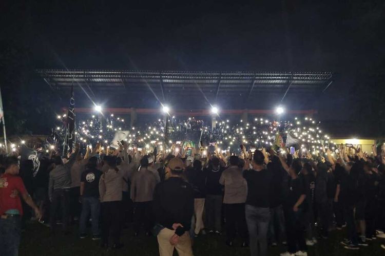 Aksi berkabung 1.000 yang dilakukan tiga kelompok suporter Sriwijaya FC berlangsung di stadion Wira Bhakti, Komplek Pakri, Palembang, Sumatera Selatan  sebagai bentuk keprihatinan atas tragedi kematian massal para suporter Aremania, Senin (3/10/2022).