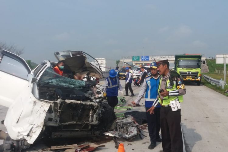 Aparat kepolisian sementara melakukan olah tempat kejadian perkara kecelakaan Toyota Fortuner tabrak truk memuat kaca di tol Madiun-Solo kilometer 604, Desa Garon, Kecamatan Balerejo, Kabupaten Madiun, Jumat ( 1/3/2019). Akibat kecelakaan itu tiga orang meninggal dunia. 