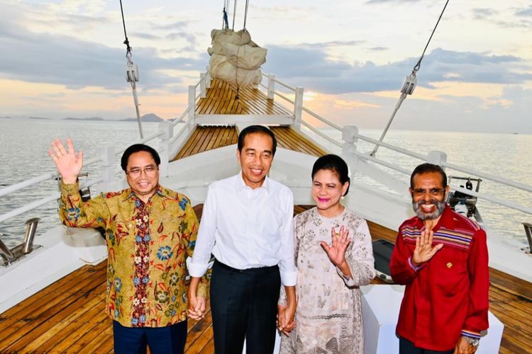 Presiden Joko Widodo dan Ibu Iriana berfoto bersama para pemimpin ASEAN saat menyaksikan sunset Laut Flores, Labuan Bajo, NTT, Rabu (10/5/2023).
