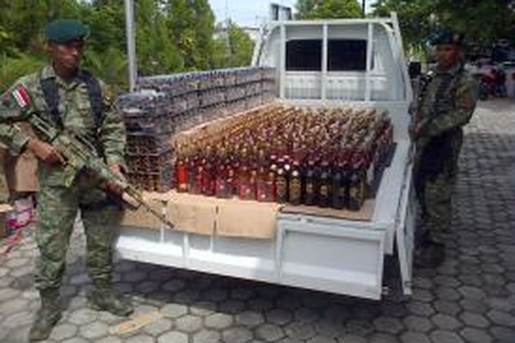 Seribu lebih botol miras hasil tangkapan Satgas Pamtas Yonif Linud 433/JS Kostrad di wilayah perbatasan Nunukan diserahkan ke Bea Cukai.