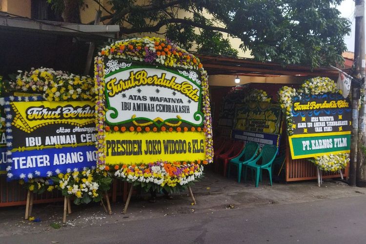 Karangan bunga dari Presiden Joko Widodo berada di halaman rumah duka Aminah Cendrakasih alias Mak Nyak di kawasan Jurang Mangu Barat, Tangerang Selatan pada Kamis (22/12/2022).