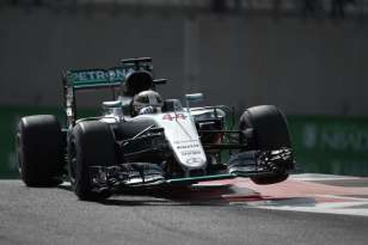 Pebalap Mercedes AMG Petronas F1 Team asal Inggris, Lewis Hamilton, memacu mobilnya pada sesi latihan pertama GP Abu Dhabi di Sirkuit Yas Marina, Jumat (25/11/2016).