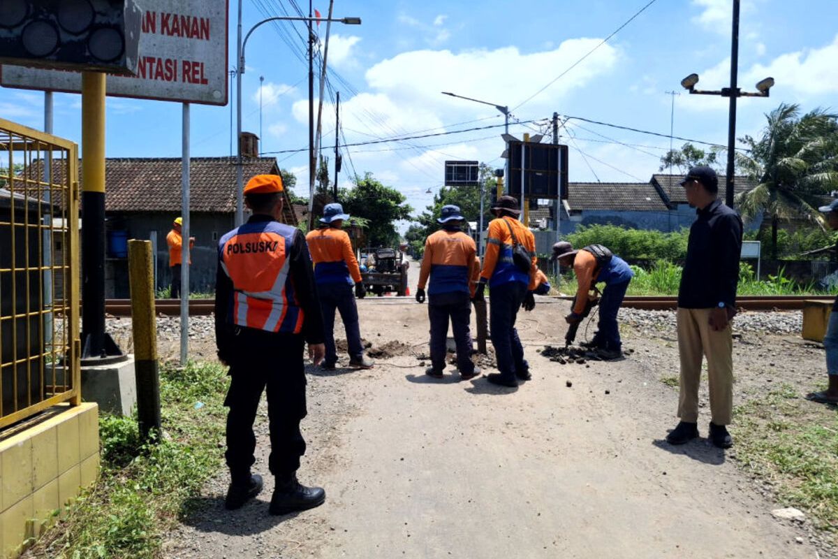 Petugas PT KAI Daop 7 Madiun memasang balok besi di perlintasan sebidang Dusun Genengan, Desa Sanankulon, Kecamatan Sanankulon, Kabupaten Blitar, Selasa (11/3/2025)