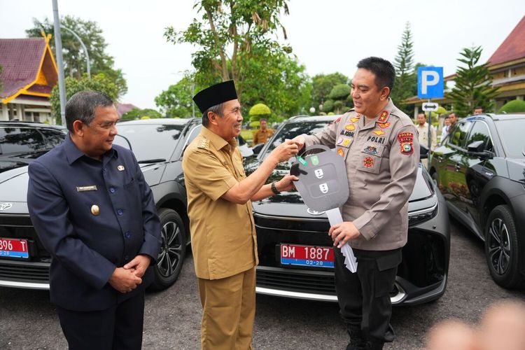 Gubernur Riau Syamsuar saat menyerahkan mobil listrik kepada Kapolda Riau Irjen Muhammad Iqbal di Pekanbaru, Senin (3/4/2023).