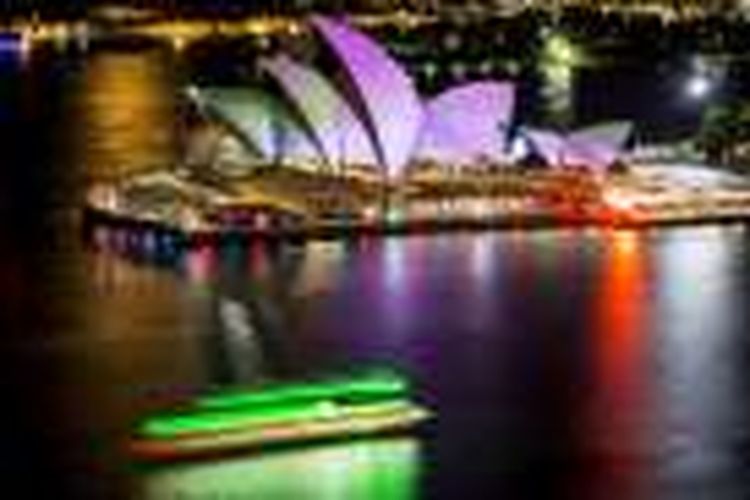 Tampilan Opera House di Sydney, Australia, dalam taburan ragam cahaya dalam Vivid Sydney