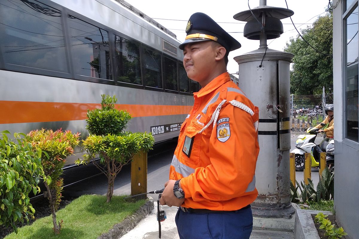 Dimas (27) salah satu petugas Penjaga Jalan Lintasan (PJL) Pos 17, Jalan Jagir Wonkromo, Surabaya yang rela tak pulang kampung demi amankan jalur mudik selama lebaran