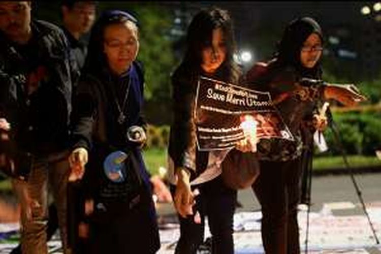 Aksi solidaritas yang tergabung dalam Lembaga Bantuan Hukum Masyarakat menyalakan 1000 lilin saat aksi damai di Depan Istana Negara, Jakarta, Kamis (28/7/2016). Aksi damai tersebut meminta agar pemerintah menghentikan pelaksanaan eksekusi mati terhadap keempat belas terpidana mati dari berbagai negara.