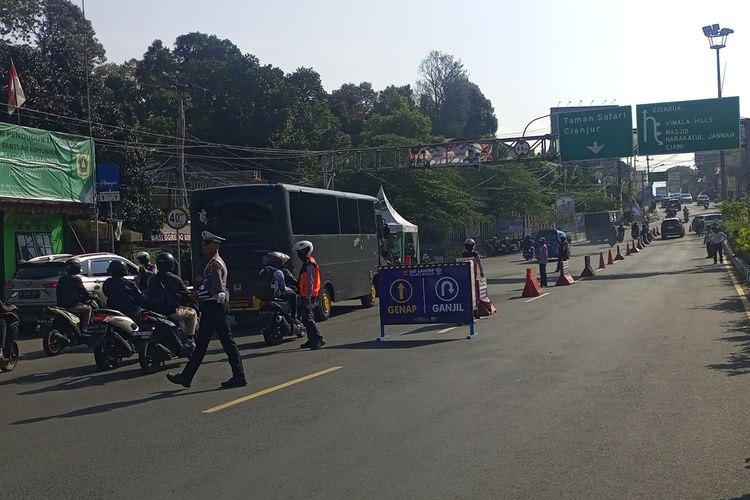 Polisi tampak memberi sanksi terhadap pelanggar aturan ganjil genap di jalur wisata Puncak, Bogor, Jawa Barat, Sabtu (2/11/2024).