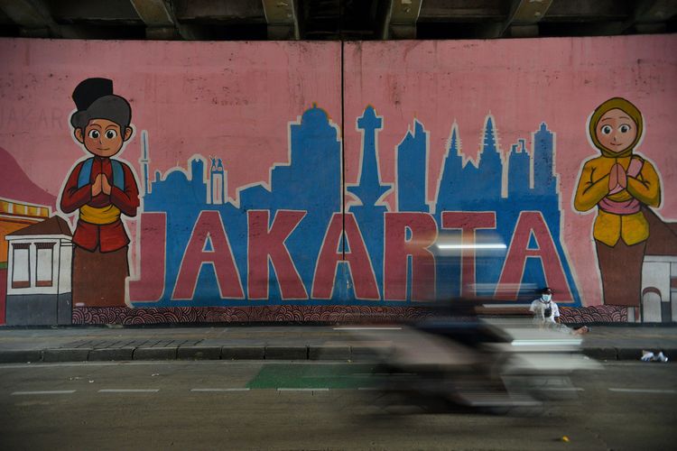 Seorang pengendara sepeda motor melintas di samping mural tentang Jakarta di sekitar Stasiun Jatinegara, Jakarta Timur, Rabu (18/1/2023). Tembok pembatas Stasiun Jatinegara, Jakarta Timur dihiasi berbagai mural sepanjang satu kilometer. Mural tersebut bergambar berbagai macam budaya Jakarta disertai informasi mengenai budaya itu. Namun, mural yang sudah ada sejak 2020 tersebut kini beberapa sudah mulai kusam. Mural informatif seperti ini membantu warga untuk mengenal lebih banyak tentang kebudayaan, khususnya budaya Jakarta.