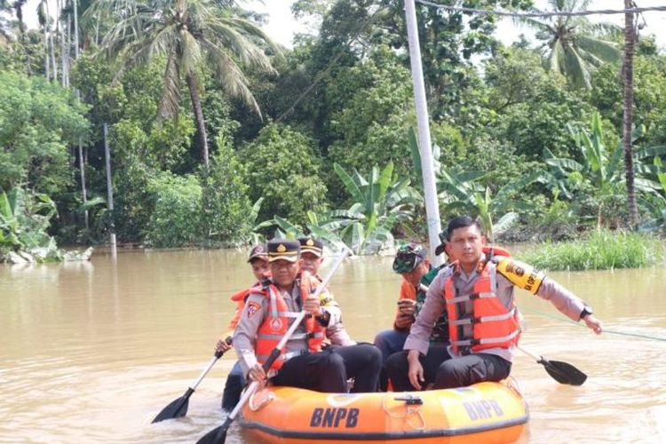 Kapolres OKU AKBP Imam Zamroni bersama anggota meninjau banjir di wilayahnya pada Selasa (7/5/2024). 