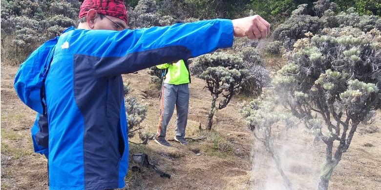 Agam Napitupulu, anggota senior Mapala UI, menaburkan abu jenazah Aristides Katoppo di Lembah Mandawangi, Pangrango, 3002 meter di atas permukaan laut.   Sesuai wasiatnya, di Lembah Mandalawangi, Pangrango, itulah abu jenazahnya sudah tuntas ditaburkan oleh rekan-rekannya, yakni para pendaki dan pencinta alam Mapala UI, Wanadri, Yepe (Young Pioneers) dan Aranyacala Trisakti.