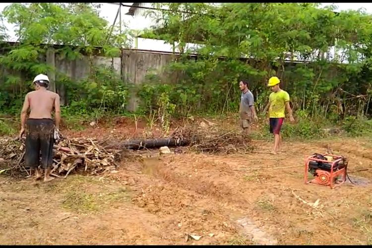 Sejumjah pekerja sedang melakukan upaya pembersihan terhadap sisa minyak mentah di lokasi pipa bocor di Kelurahan Sukaraja Kecamatan Prabumulih Barat Prabumulih Sumatera Selatan