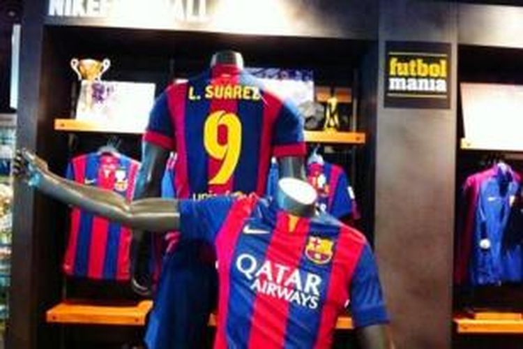 Seragam Barcelona bernomor punggung sembilan dengan nama Luis Suarez. 