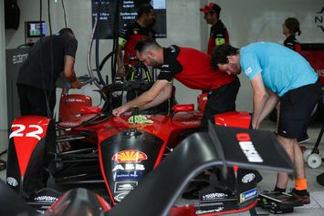 Melihat Persiapan Tim Formula E di Pit Lane Jelang Balapan di Ancol