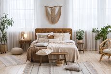16 Ide Dekorasi Kamar Tidur dengan Karpet, Nyaman dan Sedap Dipandang