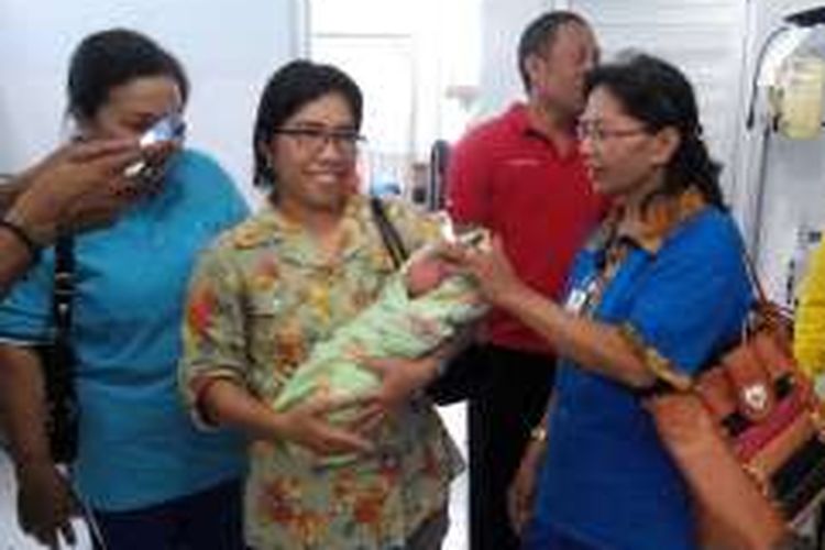 Penyerahan bayi oleh Dinas Sosial Poso ke panti asuhan di RSUD Poso, Jumat (2/12/2016).