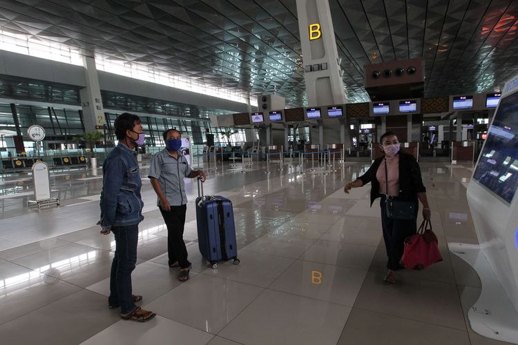 Suasana di terminal 3 Bandara Soekarno-Hatta, Tangerang, Banten, Sabtu (25/4/2020).