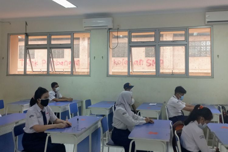 Siswa SMP Negeri 8 Tangerang Selatan mengikuti belajar tatap muka, Senin (6/9/2021).