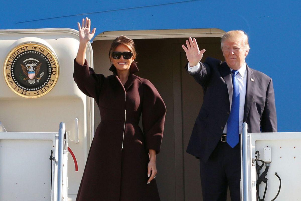 Presiden Amerika Serikat Donald Trump dan Ibu Negara Melania menaiki Air Force One saat mereka berangkat menuju Seoul, di Pangkalan Angkatan Udara Amerika Serikat Yokota berlokasi di Fussa, pinggiran kota Tokyo, Jepang, Selasa (7/11/2017).