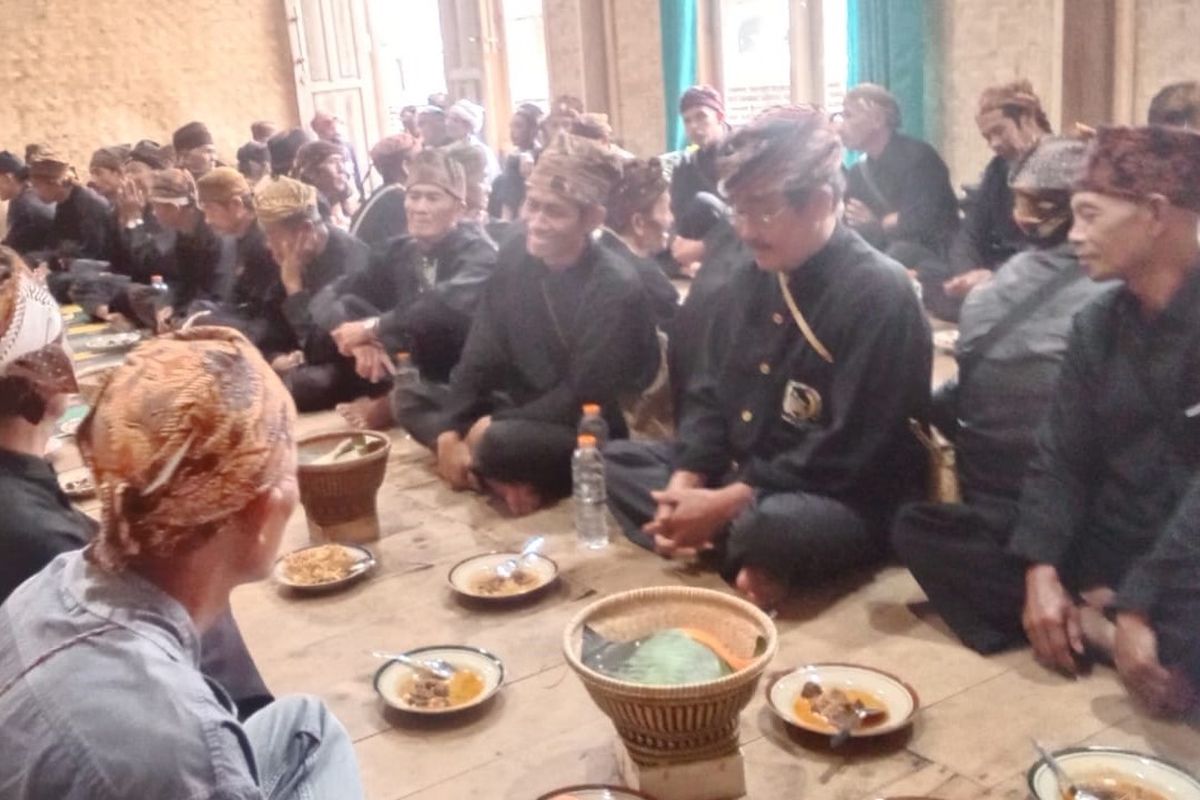 Acara ritual adat di Kasepuhan Cisungsang untuk membekali perjalanan spiritual Masyarakat Adat Kasepuhan bernama Henriana Hatrawijaya yang akan menempuh perjalanan darat dan laut untuk menghadiri KMAN VI di Wilayah Adat Tabi di Papua.