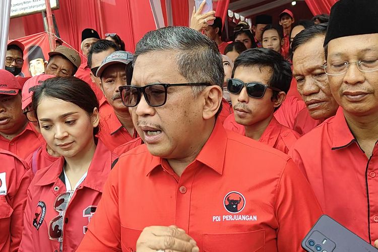 Sekretaris Jenderal PDI-P Hasto Kristiyanto ditemui di Kota Cilegon, Banten, Senin (11/12/2023).