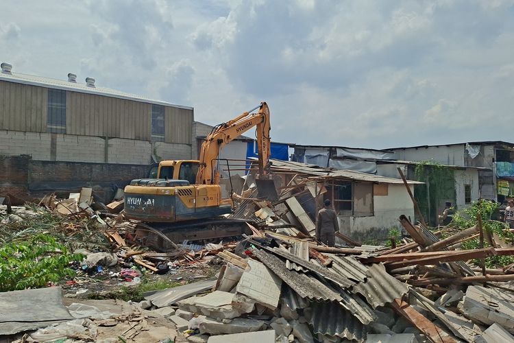 Rumah Warga di Lahan Makam Kalideres Dibongkar Paksa Pakai Alat Berat