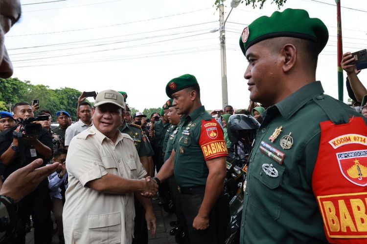 Menteri Pertahanan Prabowo Subianto saat mengunjungi Koramil 12/Gondomanan, Kodim 0734/Kota Yogyakarta, Rabu (3/5/2023).