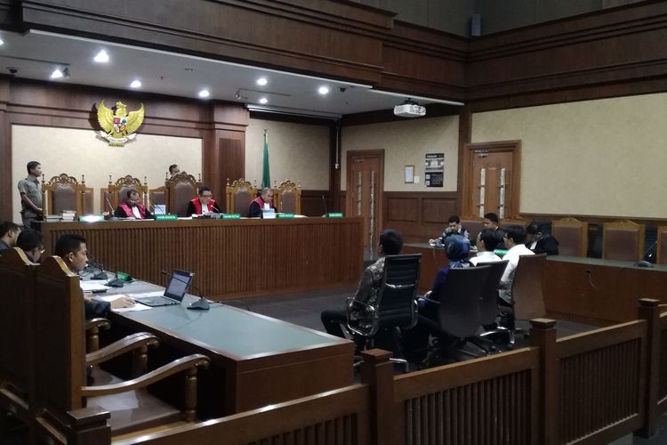 Sidang pemeriksaan saksi untuk mantan Direktur Utama PT INTI Darman Mappangara. Darman merupakan terdakwa kasus dugaan suap terkait pengadaan semi BHS di sejumlah bandara yang ada di bawah naungan PT AP II.