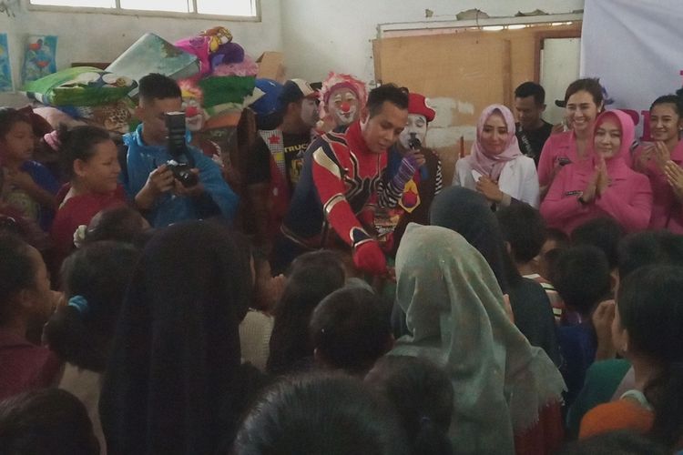 Para korban bencana di pengungsian menjalani trauma healing dari Polres Bogor di pengungsian sekolah SD Negeri Sukajaya 03, Kampung Sinar Harapan, Desa Harkat Jaya, Kecamatan Sukajaya, Kabupaten Bogor, Jawa Barat, Kamis (9/1/2020).