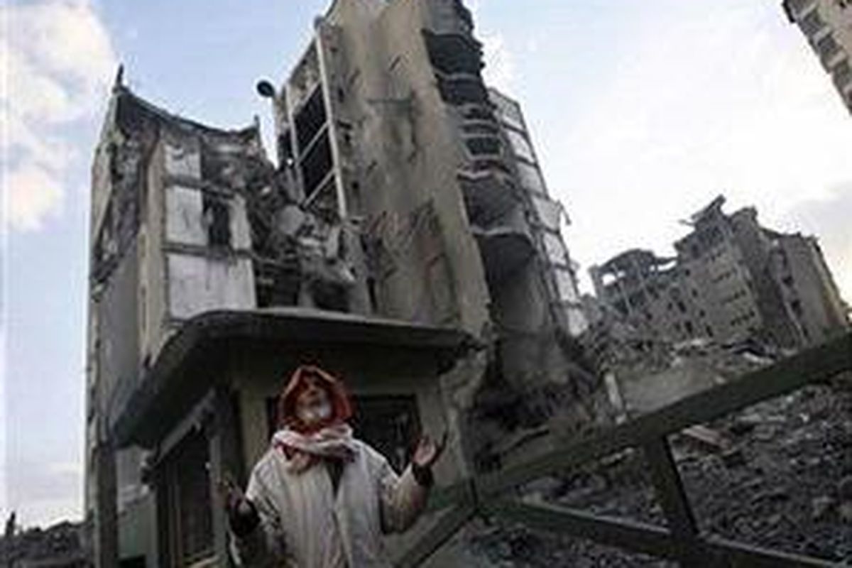 Seorang warga Palestina meratapi gedung-gedung yang dihancurkan Israel di Jalur Gaza, Selasa (30/12).