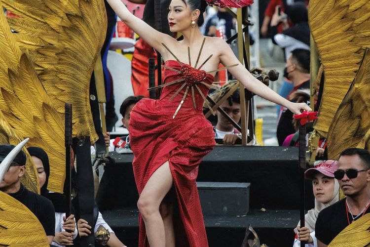 Patricia Gouw tampil memukau di Jember Fashion Carnaval dan Artwear Carnival 2025 dengan busana dramatis, aksesori megah, dan riasan glamor.