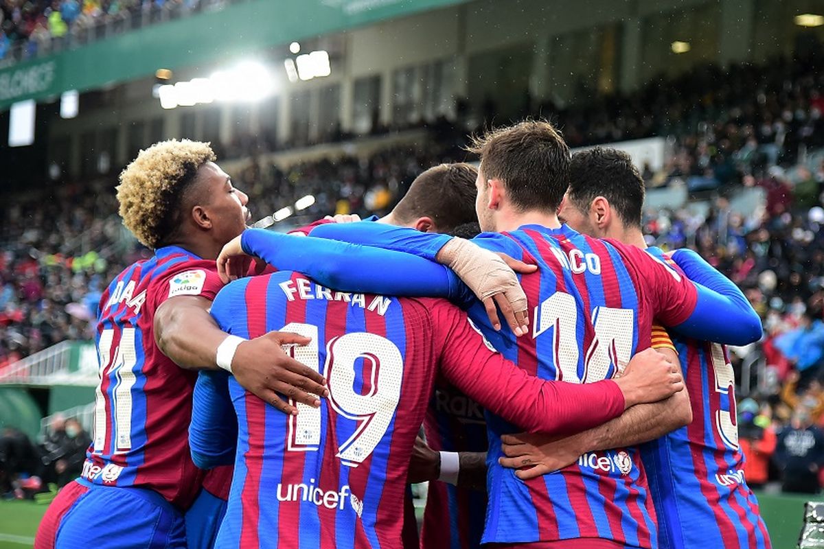 Skuad Barcelona merayakan gol ke gawang Elche dalam lanjutan Liga Spanyol musim 2021-2022 di Stadion Martinez Valero pada Minggu (6/3/2022) malam WIB.
