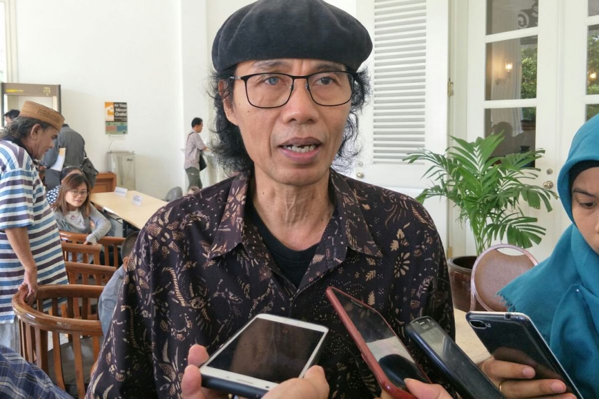 Ketua Komunitas Ciliwung Merdeka Sandyawan Sumardi di Balai Kota DKI Jakarta, Jalan Medan Merdeka Selatan, Senin (13/11/2017). 