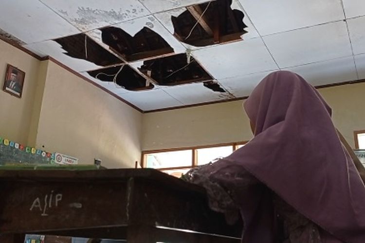 Siswa SDN 2 Ngunut, Kecamatan Parang, Kabupaten Magetan, terpaksa belajar di ruang kelas yang kondisi plavonnya ambrol 3 tahun lalu. Kondisi bangunan plavon yang kayu penyangganya mulai lapuk mengkhawatirkan keselamatan siswa.