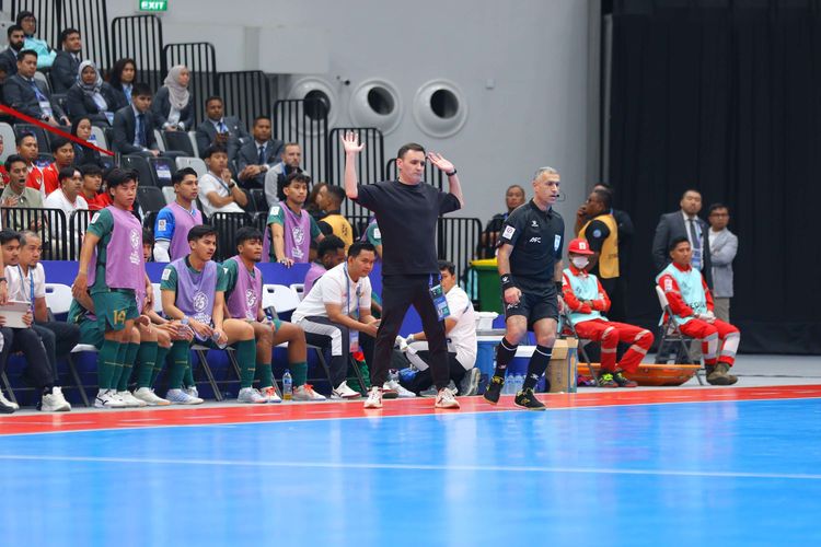 Pelatih Timnas futsal Indonesia Hector Souto mengamati permainan anak asuhnya saat laga Indonesia vs Vietnam dalam ajang AFC Futsal ASIAN CUP 2026 di Indonesia Arena, Jakarta Pusat, Selasa (3/2/2026). Indonesia berhasil mengalahkan Vietnam dengan skor 3-2.