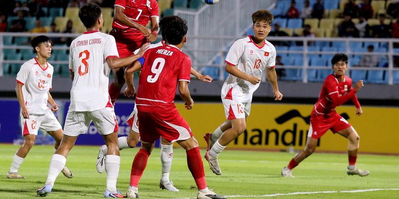 Pemain timnas u17 Indonesia Dava Yunna menghalau bola saat laga ketiga babak penyisihan Grup A ASEAN U17 Championship 2026 melawan Vietnam yang berakhir dengan skor 0-0 di Stadion Gelora Delta Sidoarjo, Jawa Timur, Minggu (19/4/2026) malam.