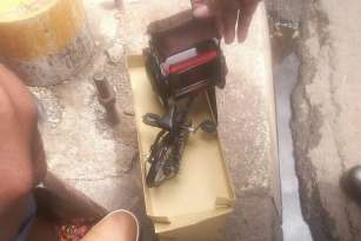 Kotak mencurigakan yang diduga bom di depan Mal Kota Kasablanka, Jakarta Selatan ternyata berisi miniatur becak, Minggu (18/12/2016).