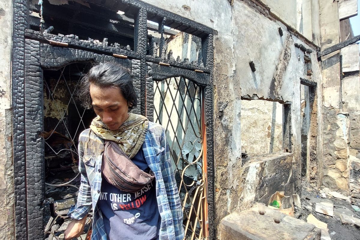 Iang (28) salah satu korban kebakaran permukiman di Jalan Sawah Lio Raya, Jembatan Lima, Tambora, Jakarta Barat, pada Selasa (26/7/2022) dini hari.