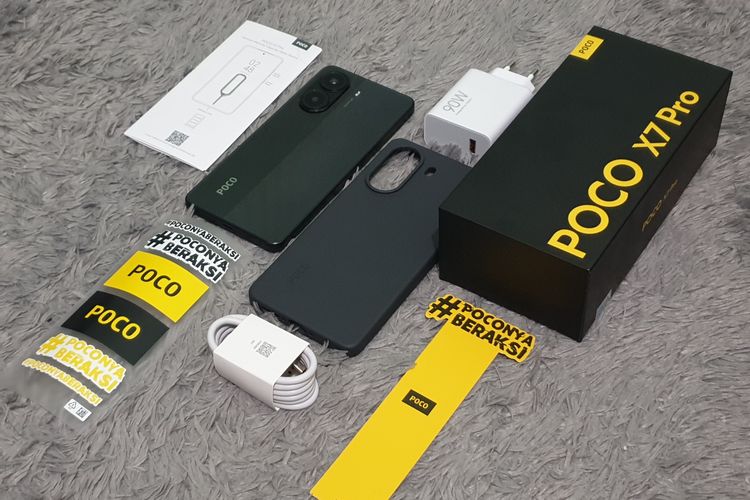 Isi kotak penjualan Poco X7 Pro. Di dalam terdapat softcase, adapter charger 90 watt, kabel data USB-A ke USB-C, stiker dan bookmark Poco, kartu garansi dan buku panduan, serta SIM ejector.