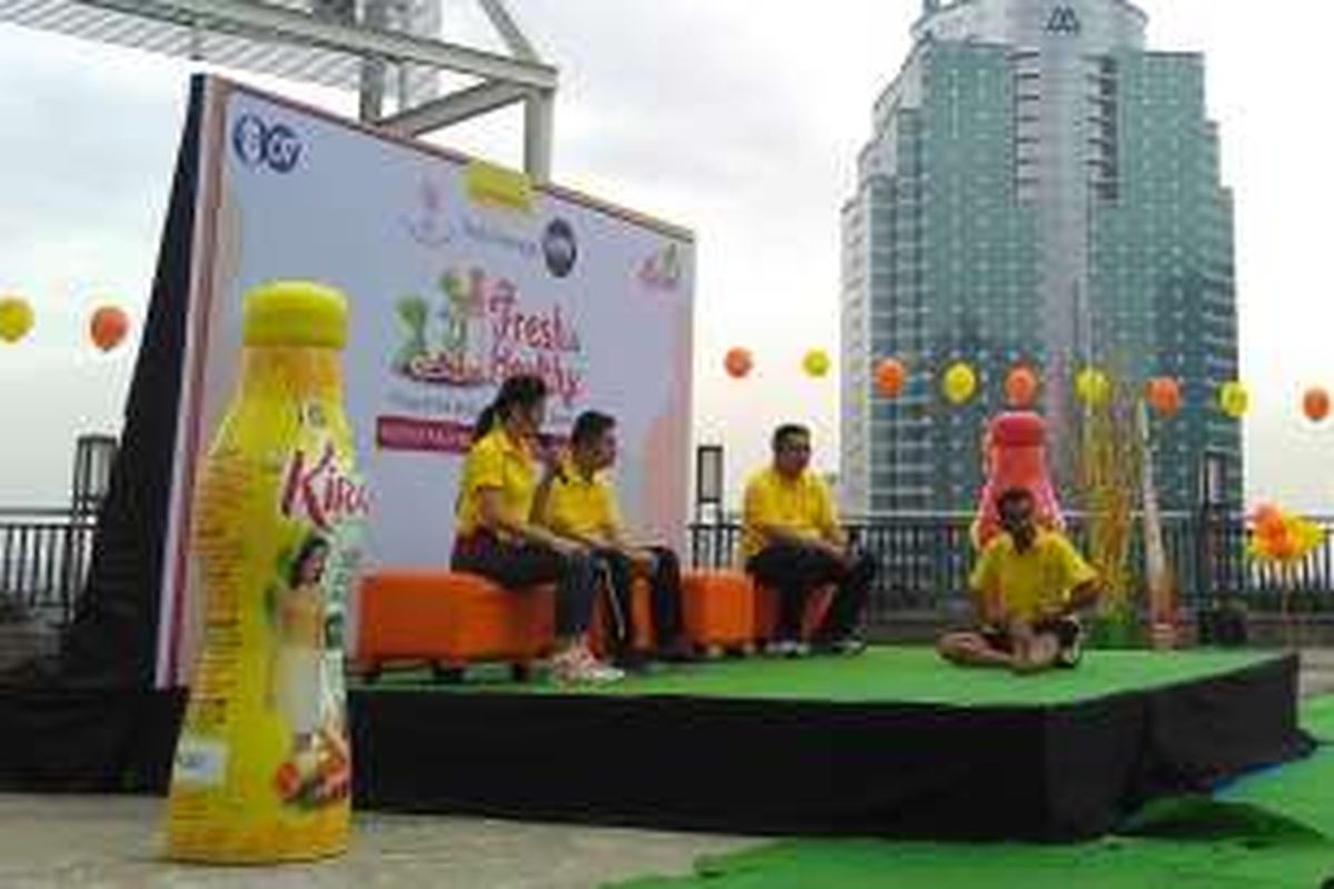 Yoga in the Air bersama Kiranti di rooftop Plaza Semanggi, Jakarta Selatan, Sabtu (30/4/2016).