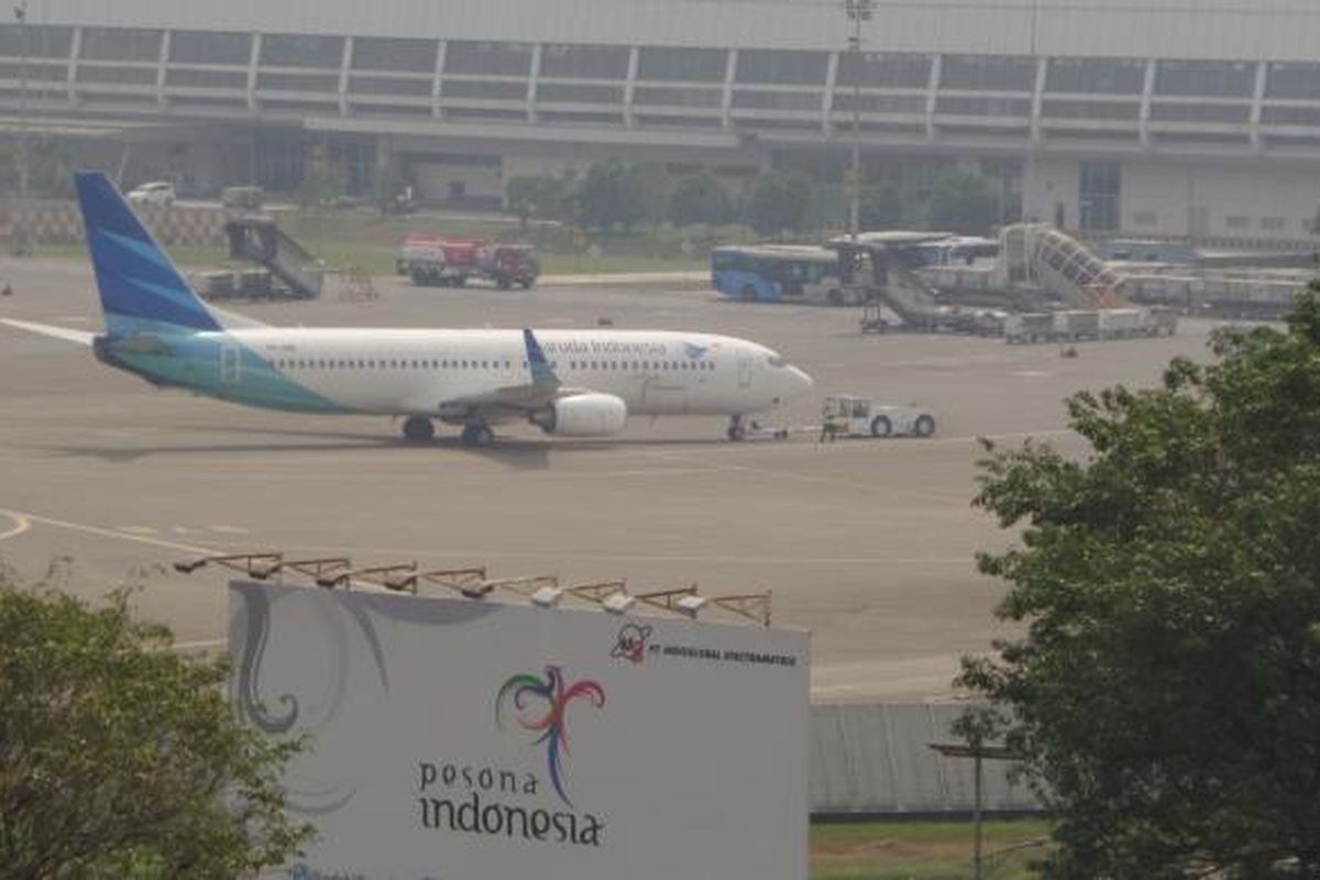 Pesawat Garuda Indonesia sedang push back di Bandara Soekarno-Hatta, Tangerang, Kamis (12/5/2016). 