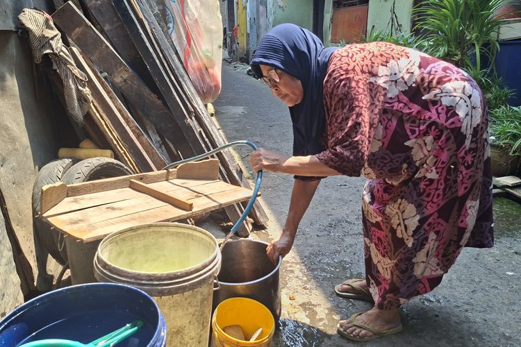 Sudah Puluhan Tahun, Warga Cengkareng Terpaksa Begadang demi Air Bersih